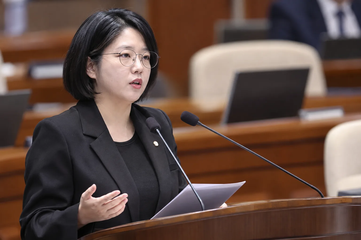 "법률 허용"이라더니 용혜인 사퇴 뒤끝?…기본소득당 "지역구 의원도 겸직 금지" 핵심 내용을 시각화한 이미지