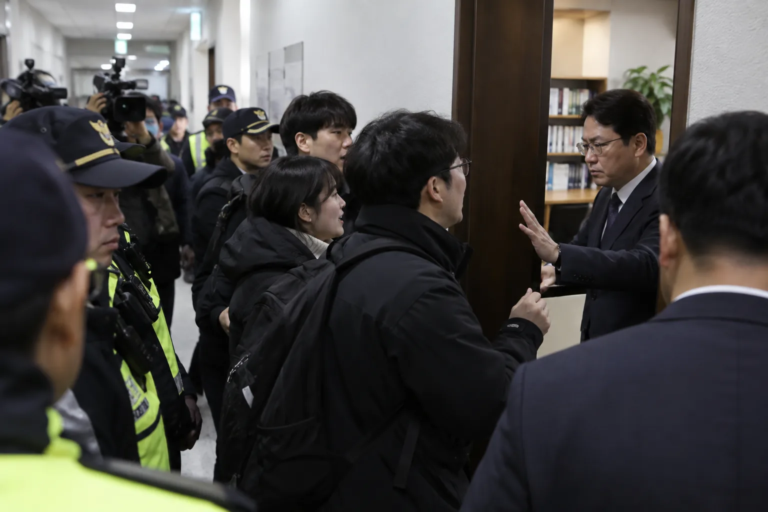 "비상계엄 입장 밝혀라" 박수영 의원실서 퇴거불응…5명 첫 재판 핵심 내용을 시각화한 이미지