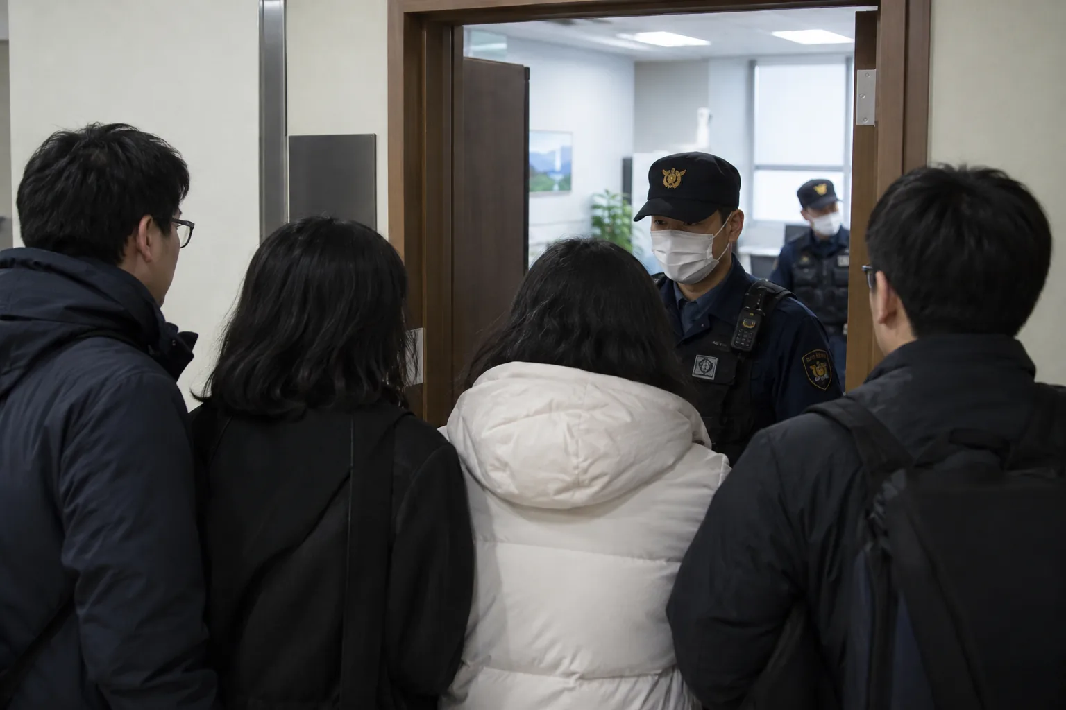 "비상계엄 입장 밝혀라" 박수영 의원실서 퇴거불응…5명 첫 재판 배경과 파장을 설명하는 이미지