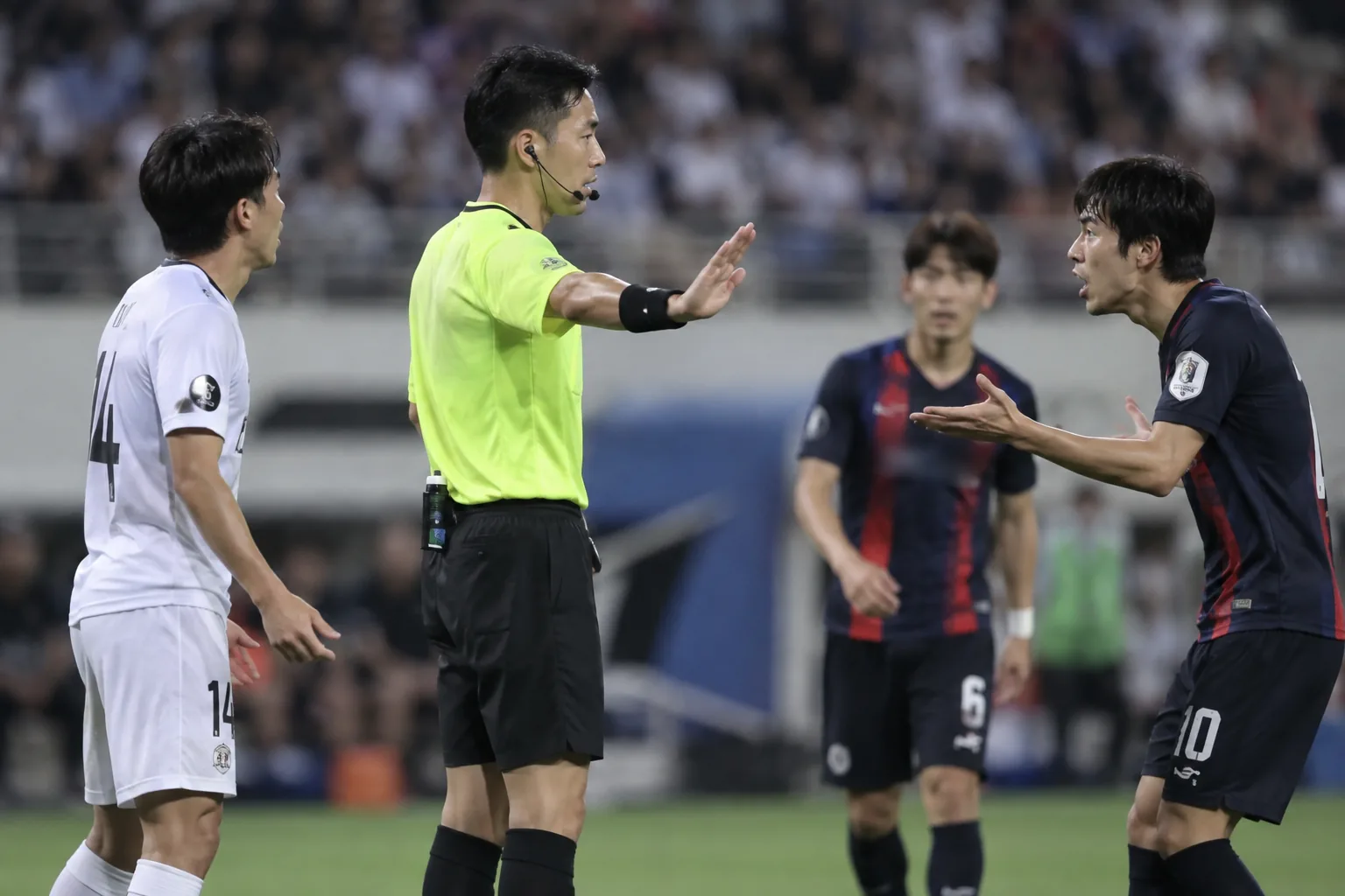조은희 의원 "지난해 K리그 오심 2.4배, 심판 제재 3배 증가" 핵심 내용을 시각화한 이미지