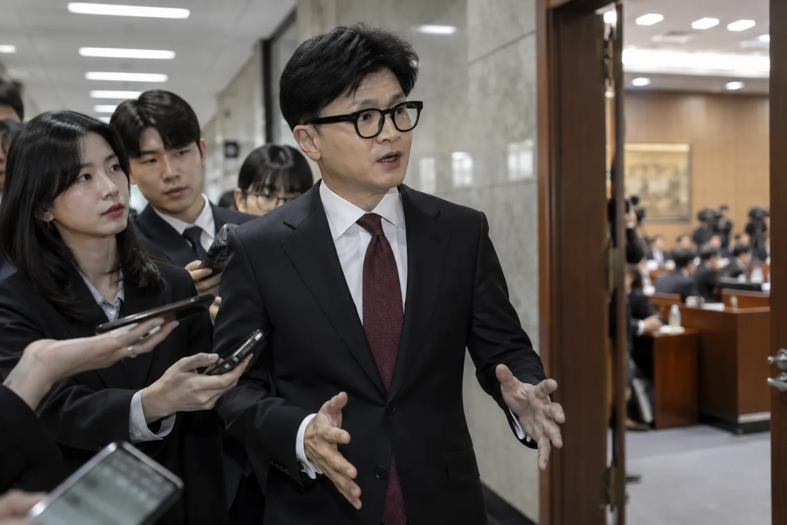"나 국회에 있어요" 한동훈, 청문회장 밖 실시간 공세 배경과 파장을 설명하는 이미지