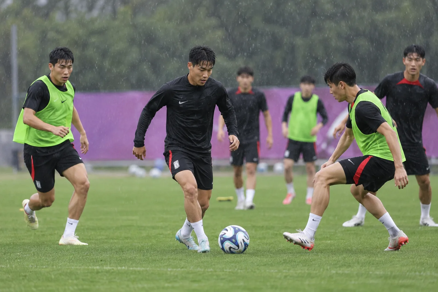 [아시안게임] '쾌승' 축구대표팀, 여유 속 빗속 훈련…주장 이기혁은 휴식 핵심 내용을 시각화한 이미지