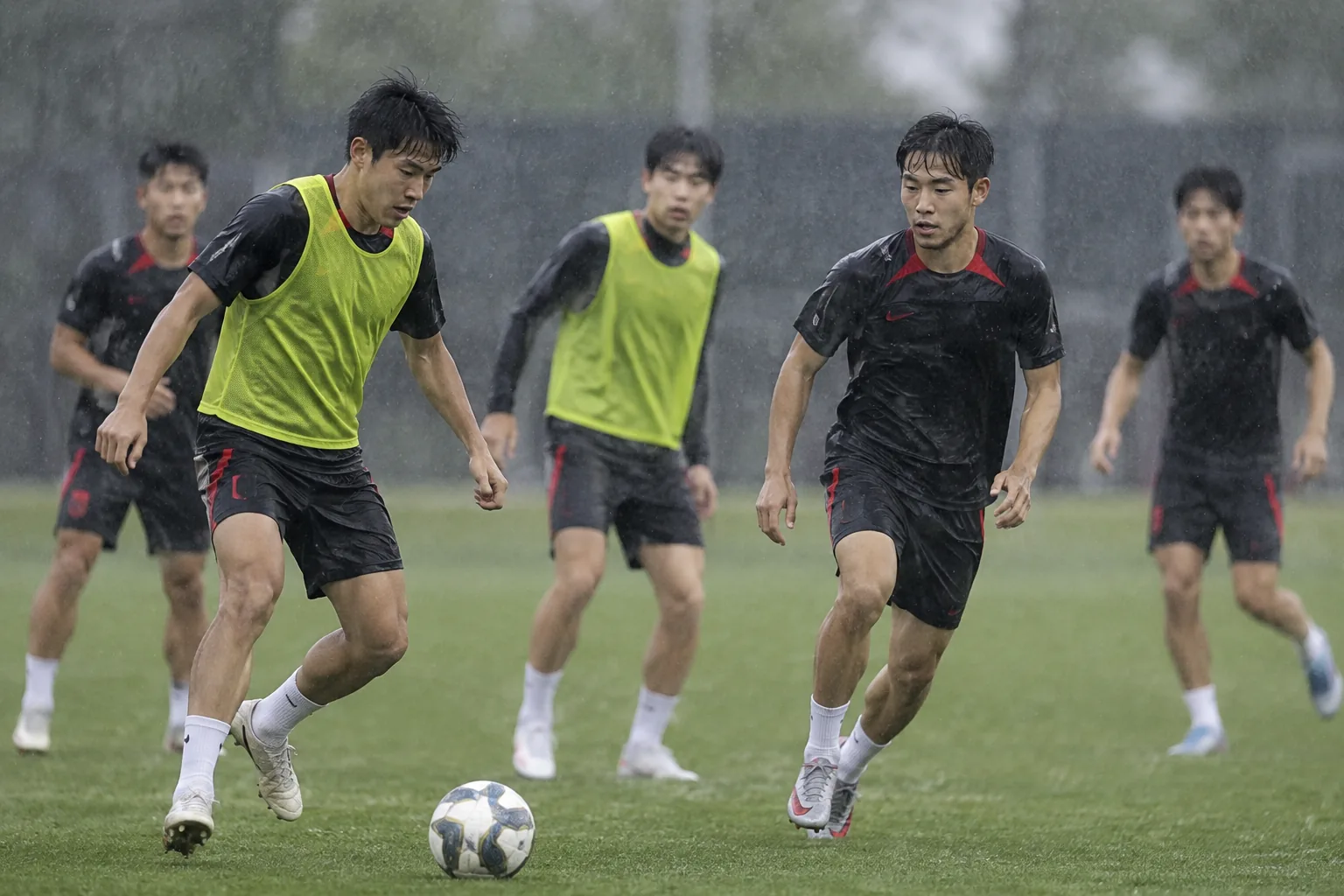 [아시안게임] '쾌승' 축구대표팀, 여유 속 빗속 훈련…주장 이기혁은 휴식 배경과 파장을 설명하는 이미지
