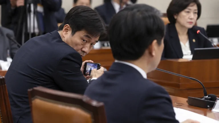 눈치 보더니 '찰칵'…청문회 도중 '몰래 촬영' 포착 관련 정치 뉴스 대표 이미지