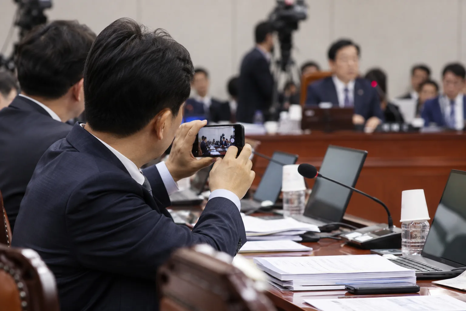 눈치 보더니 '찰칵'…청문회 도중 '몰래 촬영' 포착 핵심 내용을 시각화한 이미지