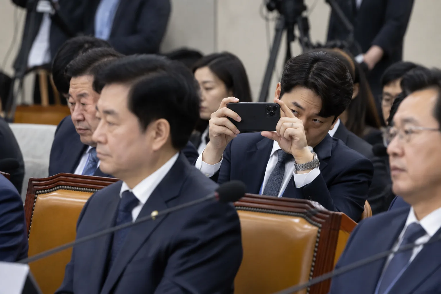 눈치 보더니 '찰칵'…청문회 도중 '몰래 촬영' 포착 배경과 파장을 설명하는 이미지