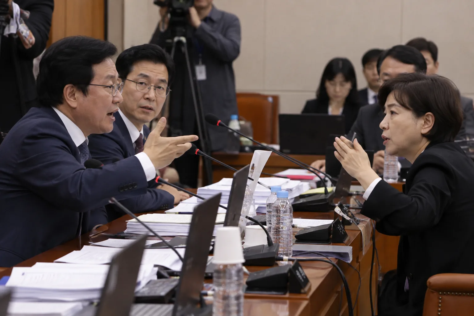 "피해자 외면이 檢개혁인가"…與의원간 공방에 법사소위 파행 핵심 내용을 시각화한 이미지