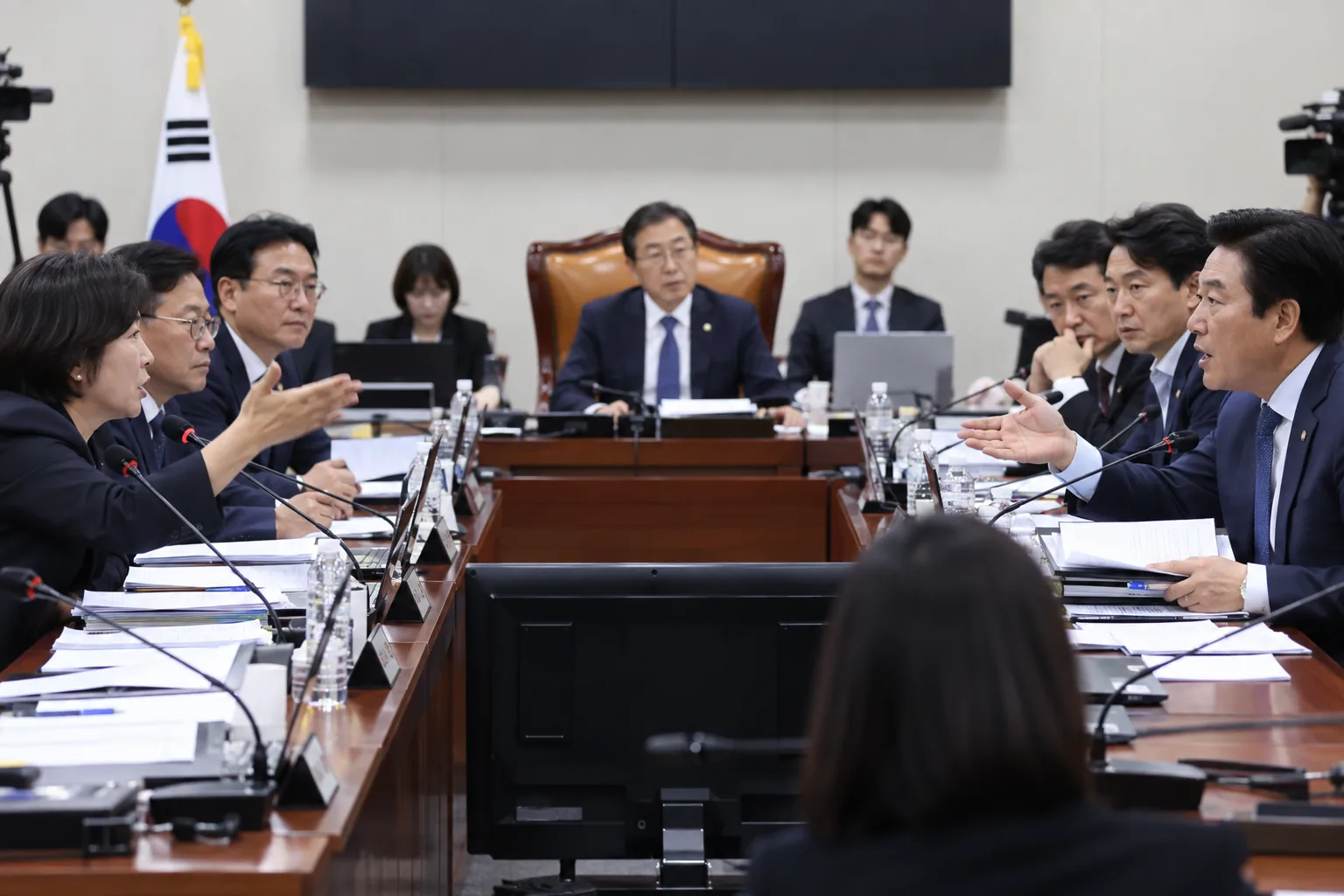 "피해자 외면이 檢개혁인가"…與의원간 공방에 법사소위 파행 배경과 파장을 설명하는 이미지