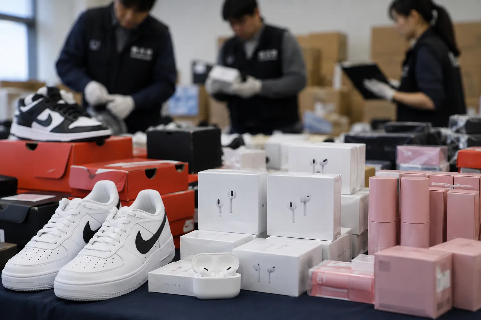 가히·에어팟·나이키…쿠팡·네이버서도 판 ‘中 짝퉁’ 54억어치 적발 배경과 파장을 설명하는 이미지