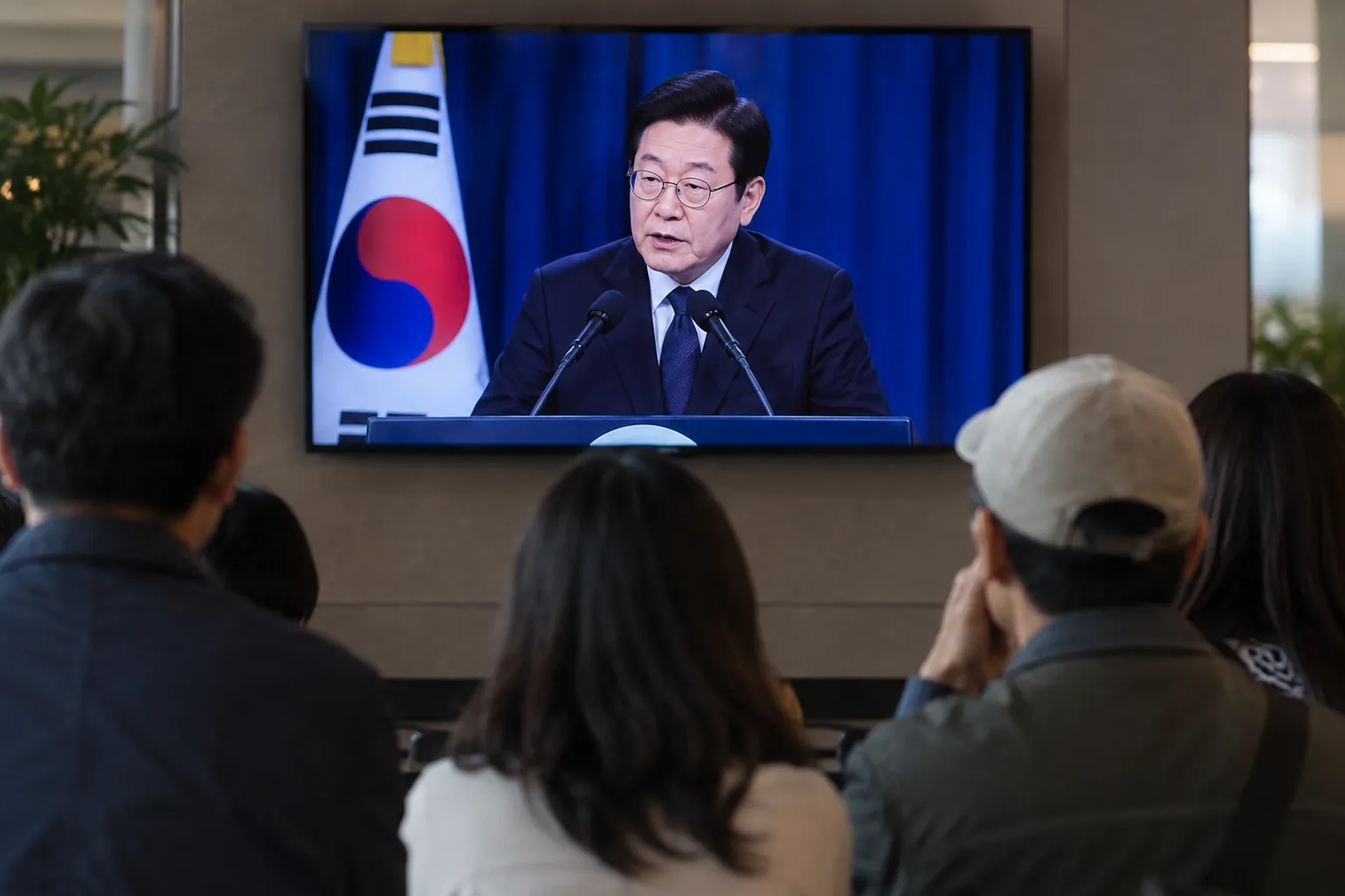 李대통령 기자회견에 시민들…“입장 밝힌 건 긍정적” “안 믿는다” 배경과 파장을 설명하는 이미지