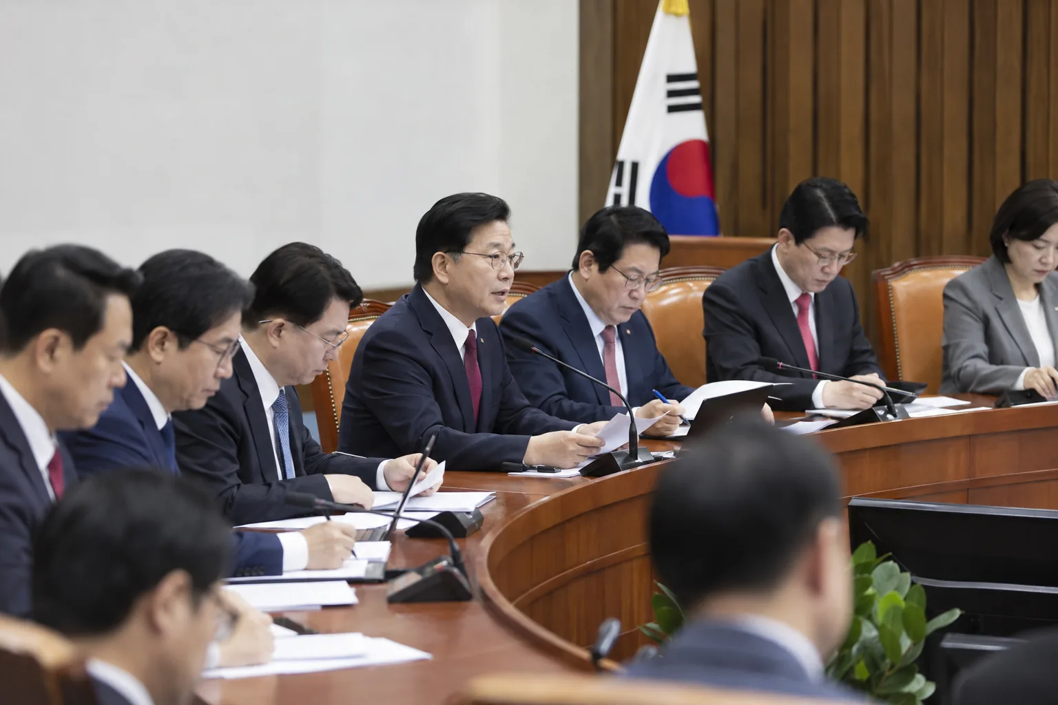 與 "국힘, 이제 개헌 거부 명분없다…공소취소 논란도 일단락"(종합) 배경과 파장을 설명하는 이미지