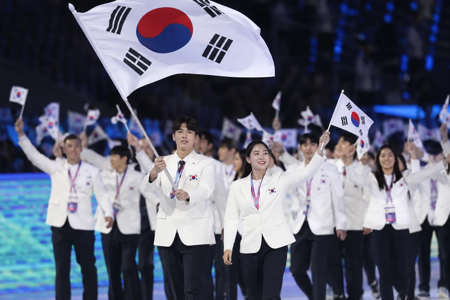 [아시안게임] 신유빈·김동용 선봉…힘차게 태극기 흔들며 입장한 태극전사 핵심 내용을 시각화한 이미지