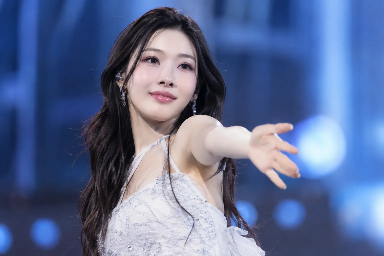 청하, 새벽 응급실 이송→하루만에 무대 복귀 배경과 파장을 설명하는 이미지