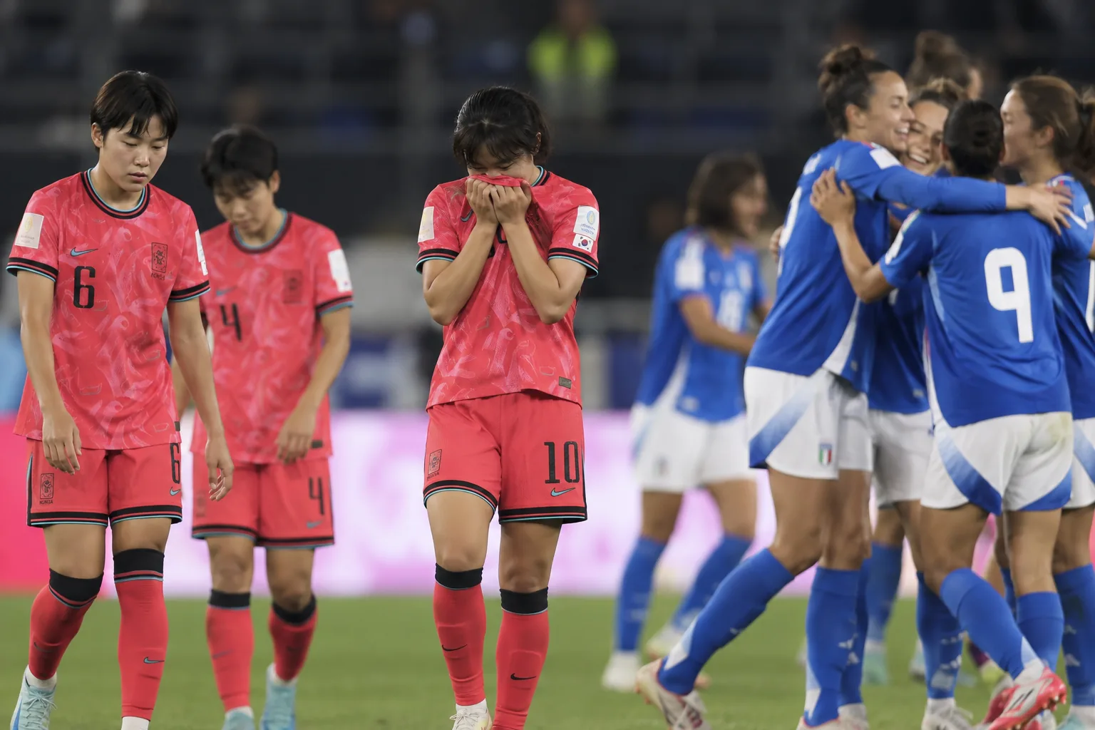 한국 축구, U-20 여자 월드컵 4강행 불발…이탈리아에 1-3 패배 핵심 내용을 시각화한 이미지