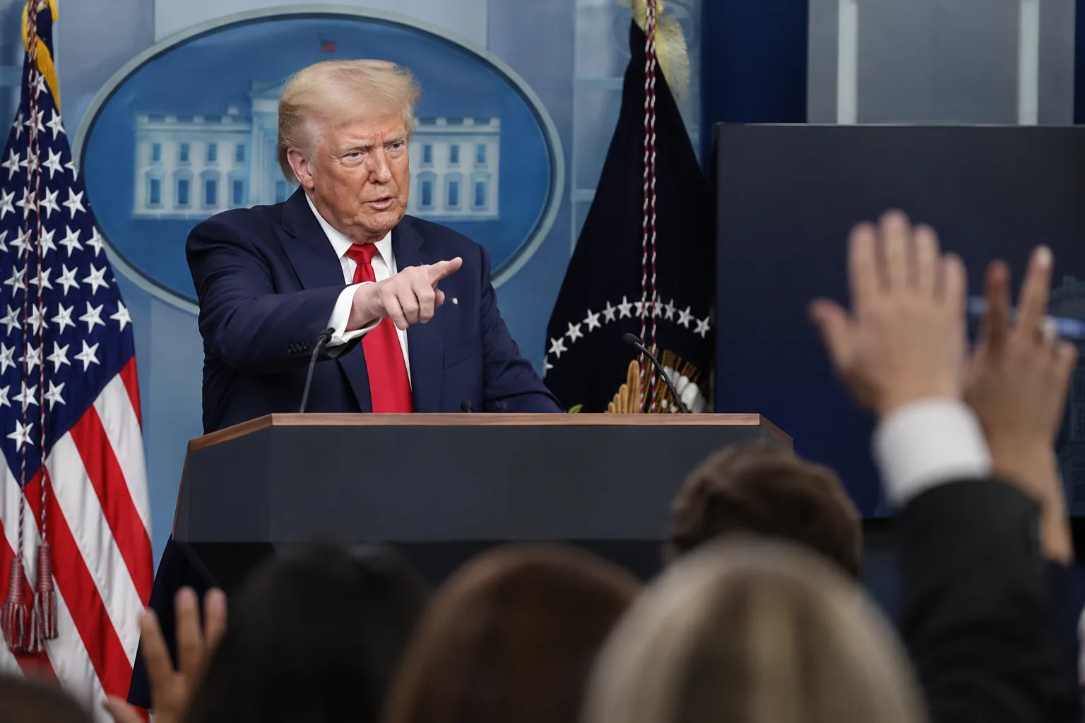 Trump treads further on free speech with new journalist bans 배경과 파장을 설명하는 이미지