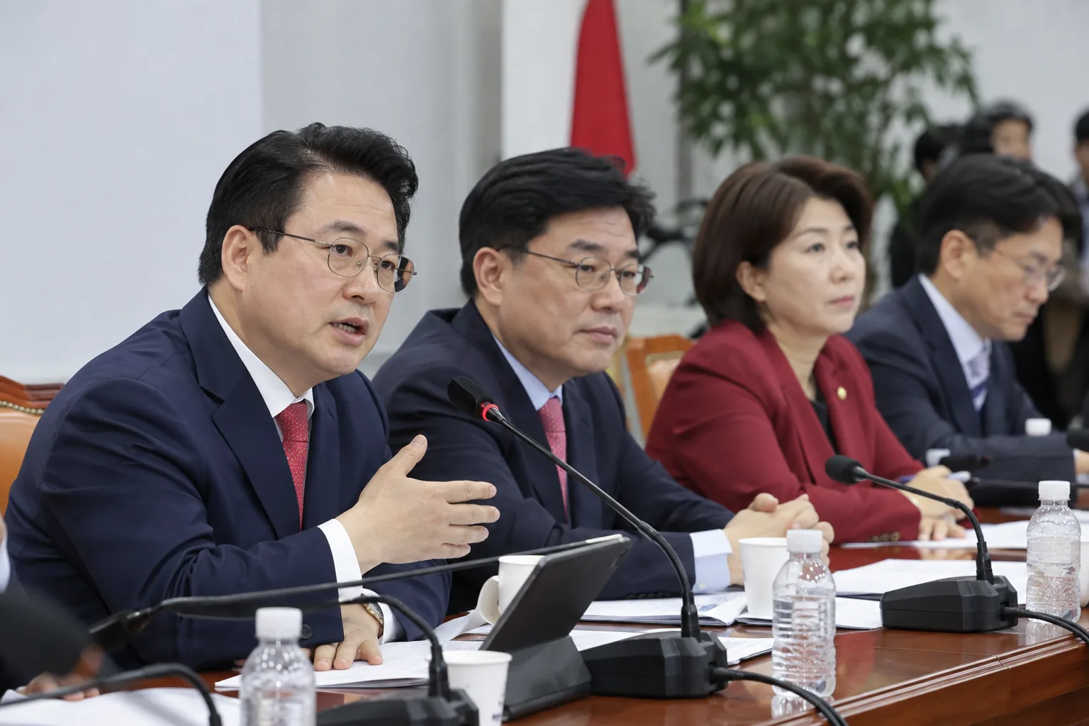 국힘 지도부, '수시 먹통'·가상자산 과세 개선 국회 간담회 배경과 파장을 설명하는 이미지