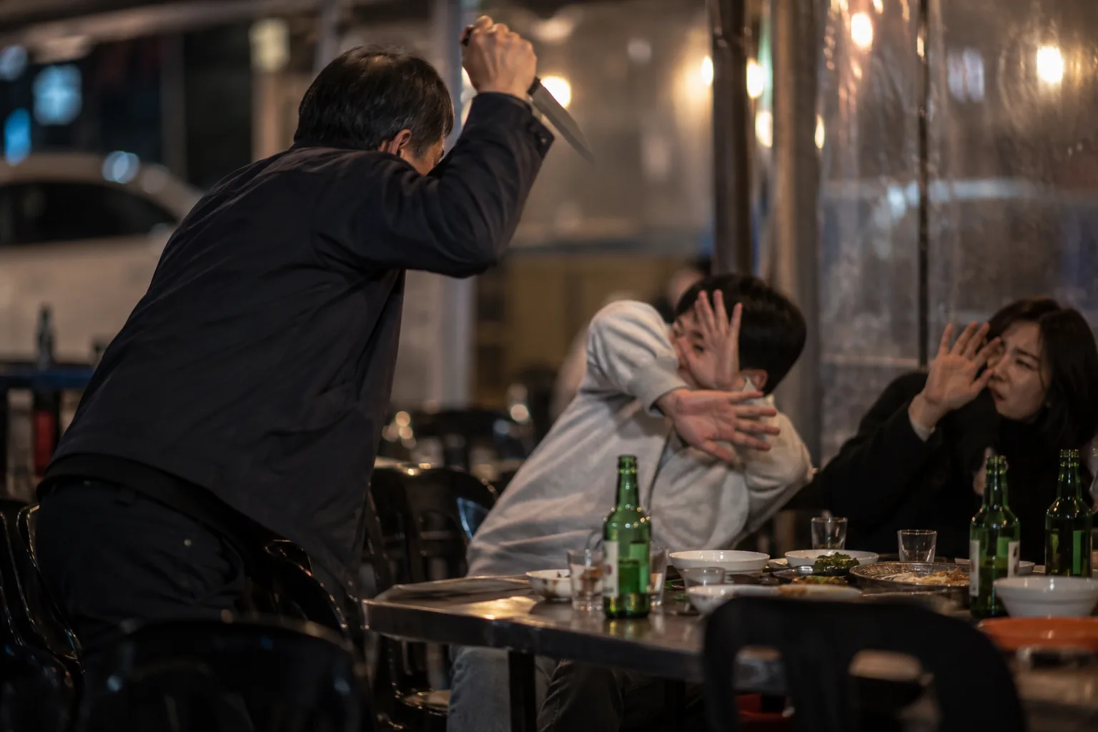 술 마시던 일행에 흉기 휘둘러 3명 사상…60대 징역 25년 핵심 내용을 시각화한 이미지