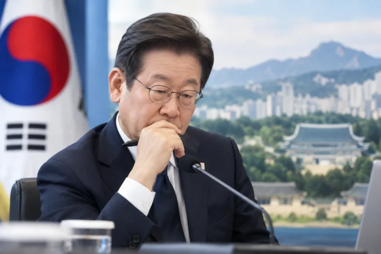 이대통령 "깊이 고민하고 더 낮은 자세로 국정 다듬어갈 것" 관련 정치 뉴스 대표 이미지