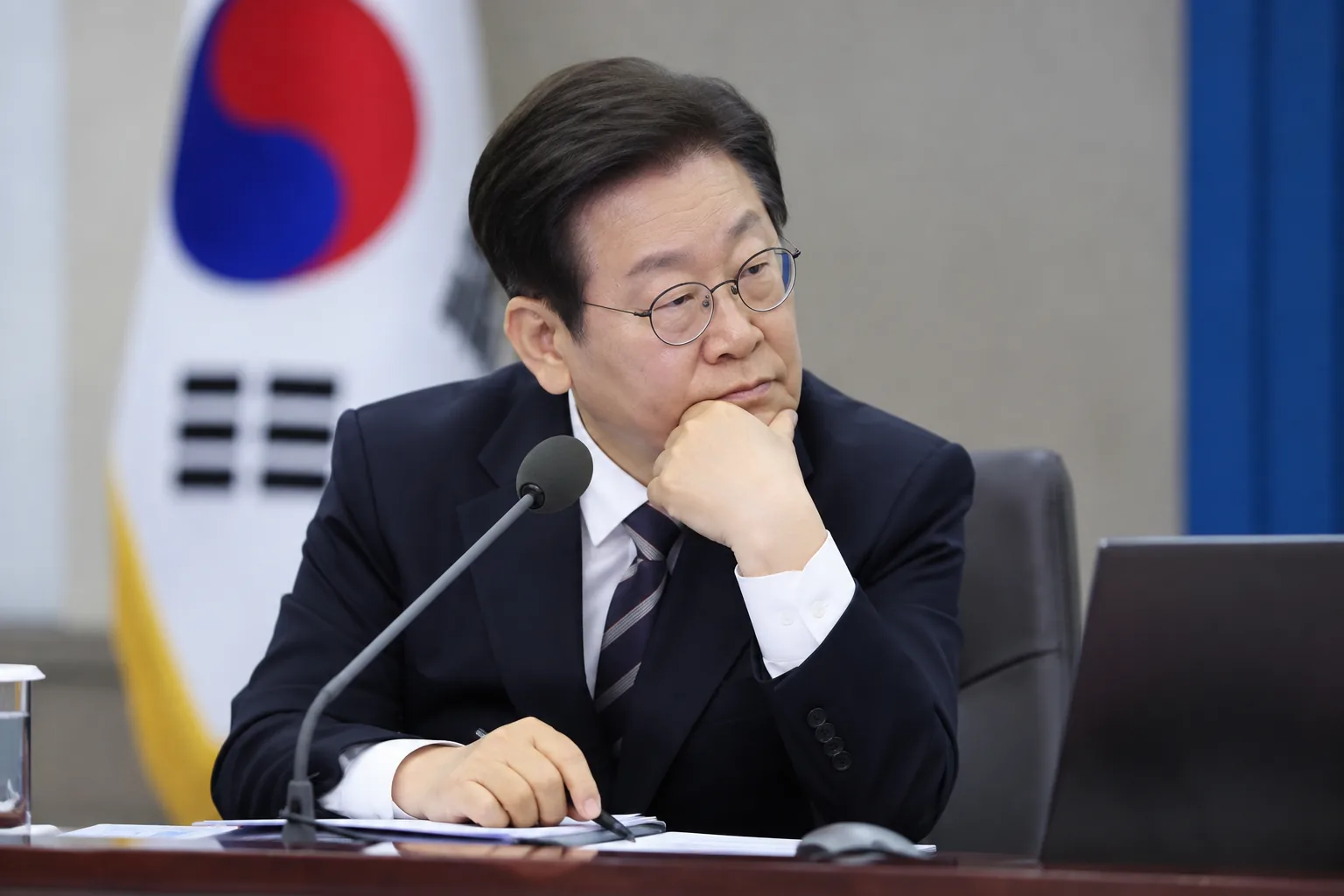 이대통령 "깊이 고민하고 더 낮은 자세로 국정 다듬어갈 것" 배경과 파장을 설명하는 이미지