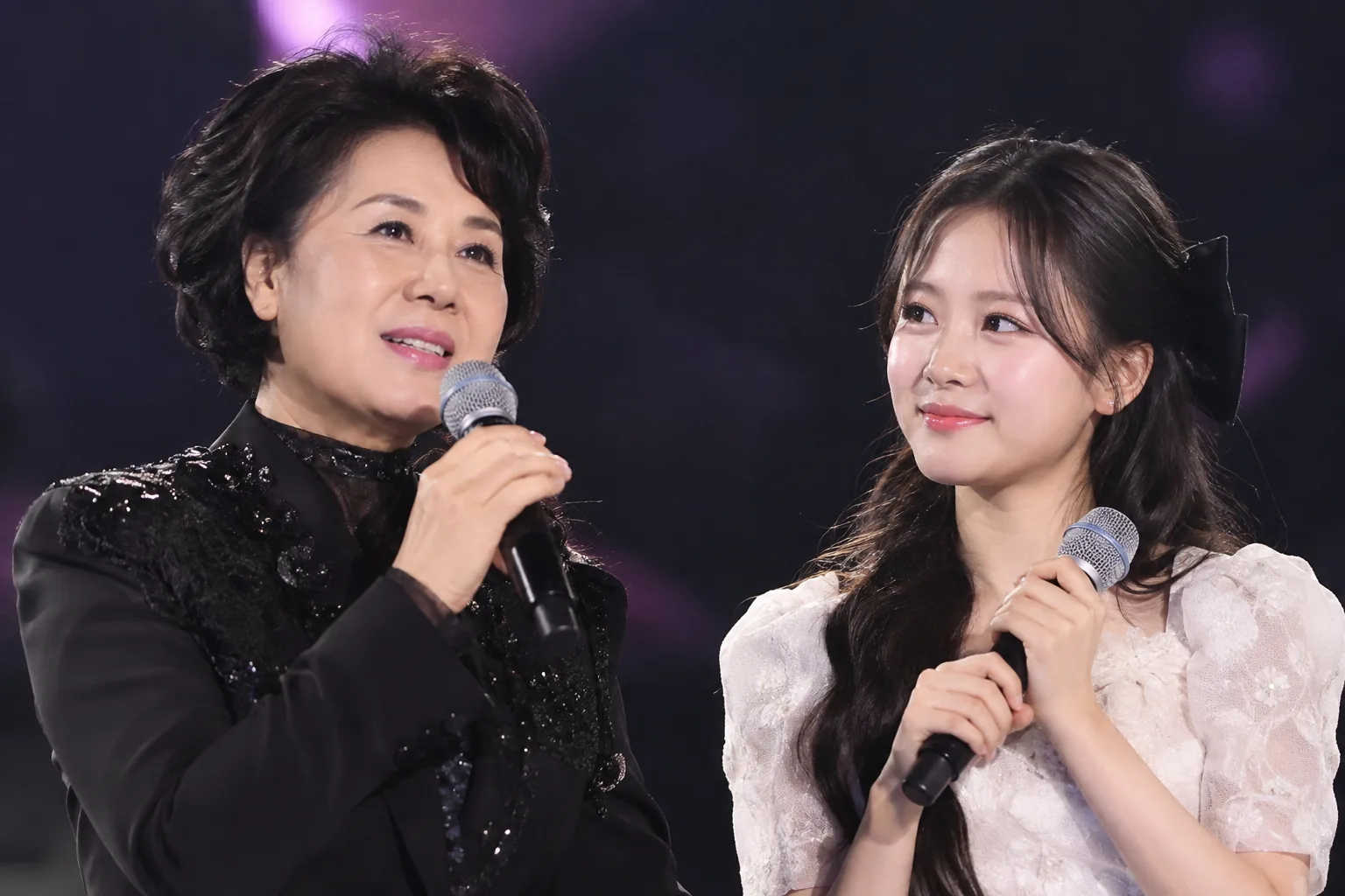 심수봉, 김다현 공개 비판 하루 만에 사과 “입이 열 개라도 할 말 없다” [SD이슈] 배경과 파장을 설명하는 이미지