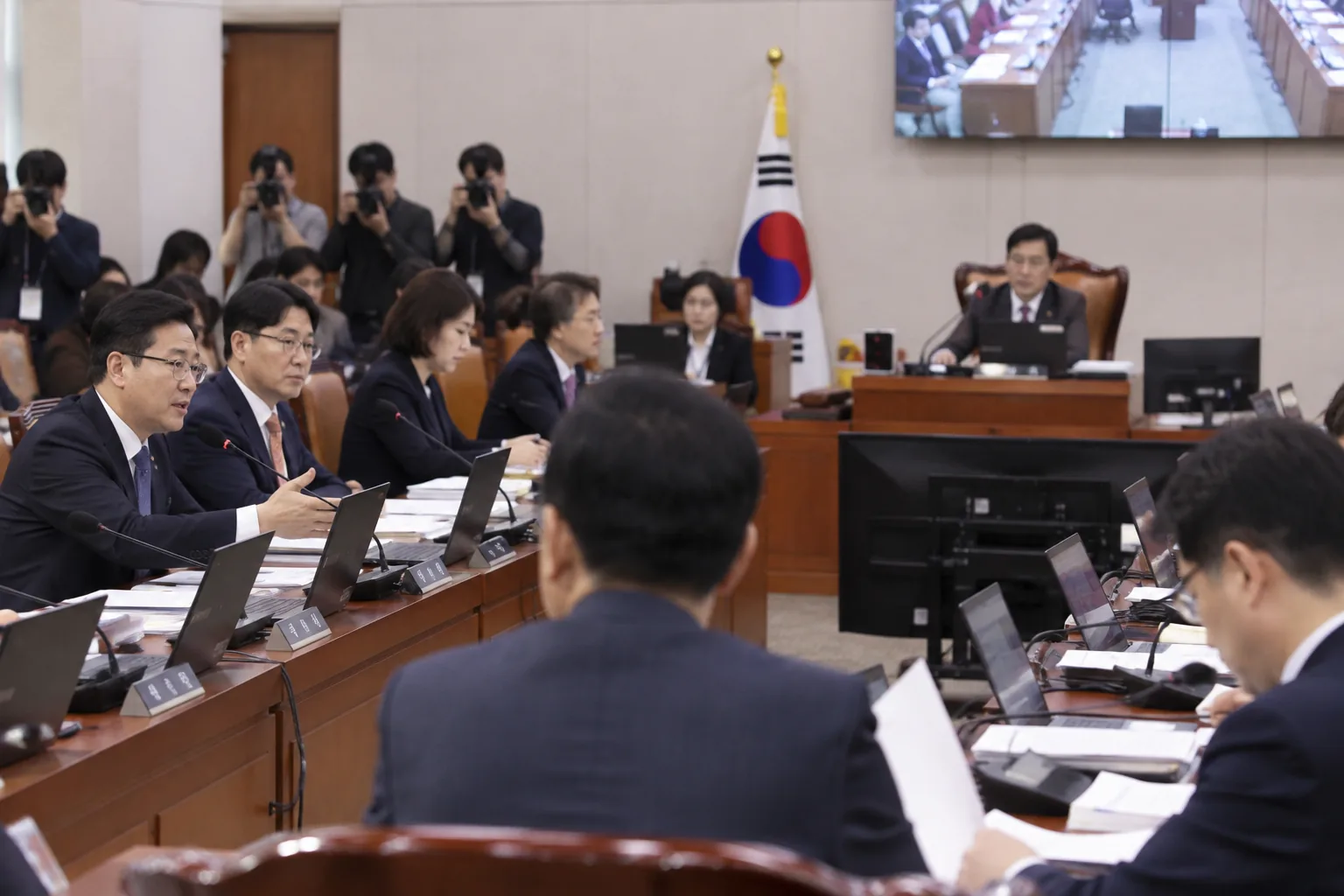 여야, 법사위서 '조희대 증인채택' 신경전…국힘 불참 배경과 파장을 설명하는 이미지