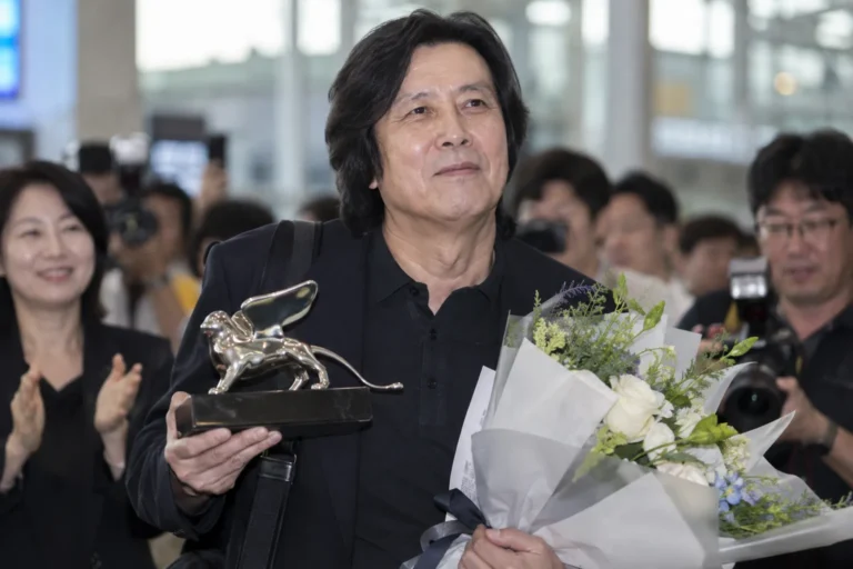 ‘가능한 사랑’ 이창동 감독, 은사자상 들고 금의환향 “쉽지 않은 영화, 뜨거운 반응 감사해”[종합] 관련 방송·엔터 뉴스 대표 이미지