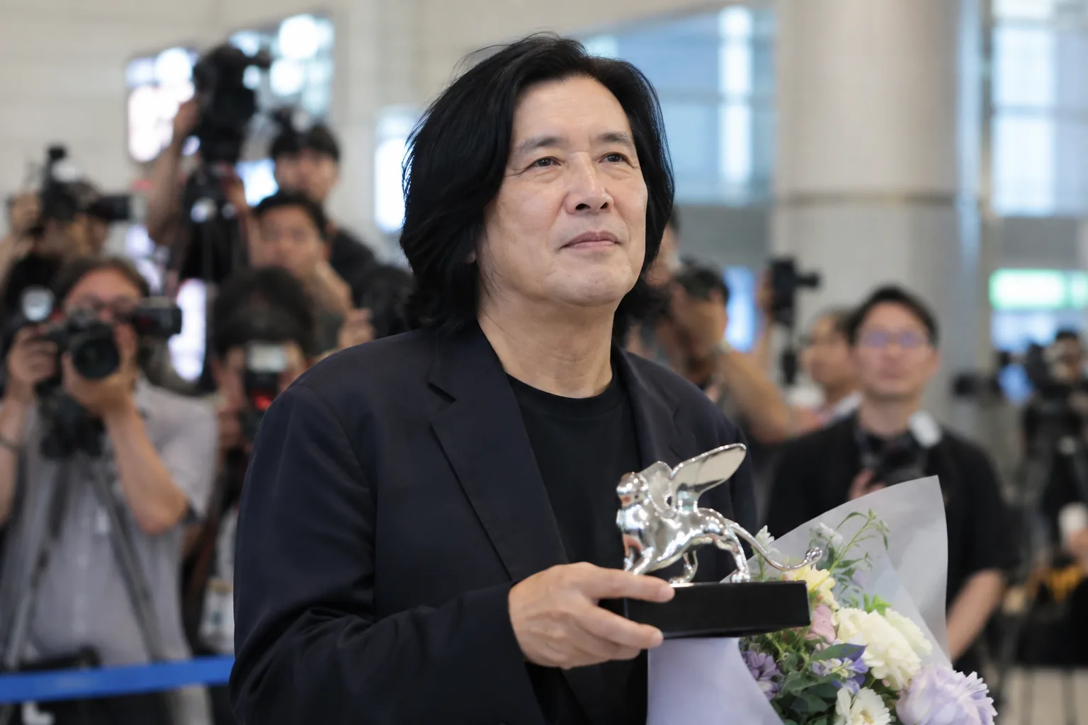 ‘가능한 사랑’ 이창동 감독, 은사자상 들고 금의환향 “쉽지 않은 영화, 뜨거운 반응 감사해”[종합] 배경과 파장을 설명하는 이미지