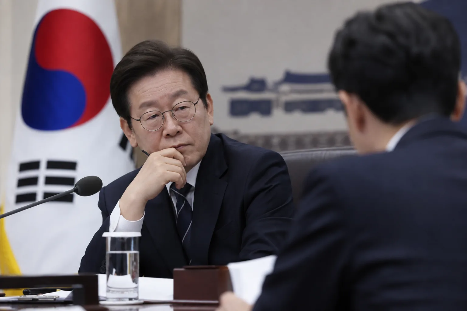 이 대통령, '사의 표명' 강훈식에 "아직 어떻게 할지 결정 못 해" 배경과 파장을 설명하는 이미지