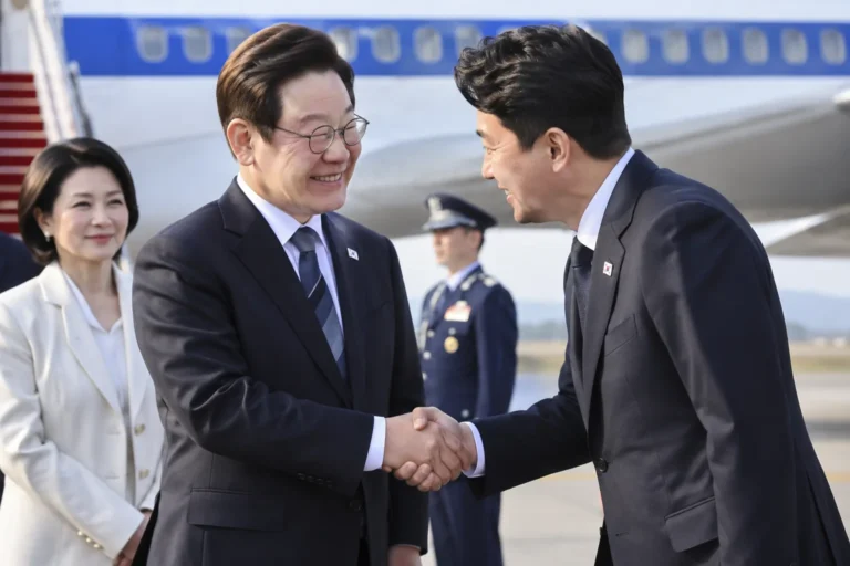 李대통령, 미국·멕시코 순방 출발…강훈식과 웃으며 악수(종합) 관련 정치 뉴스 대표 이미지