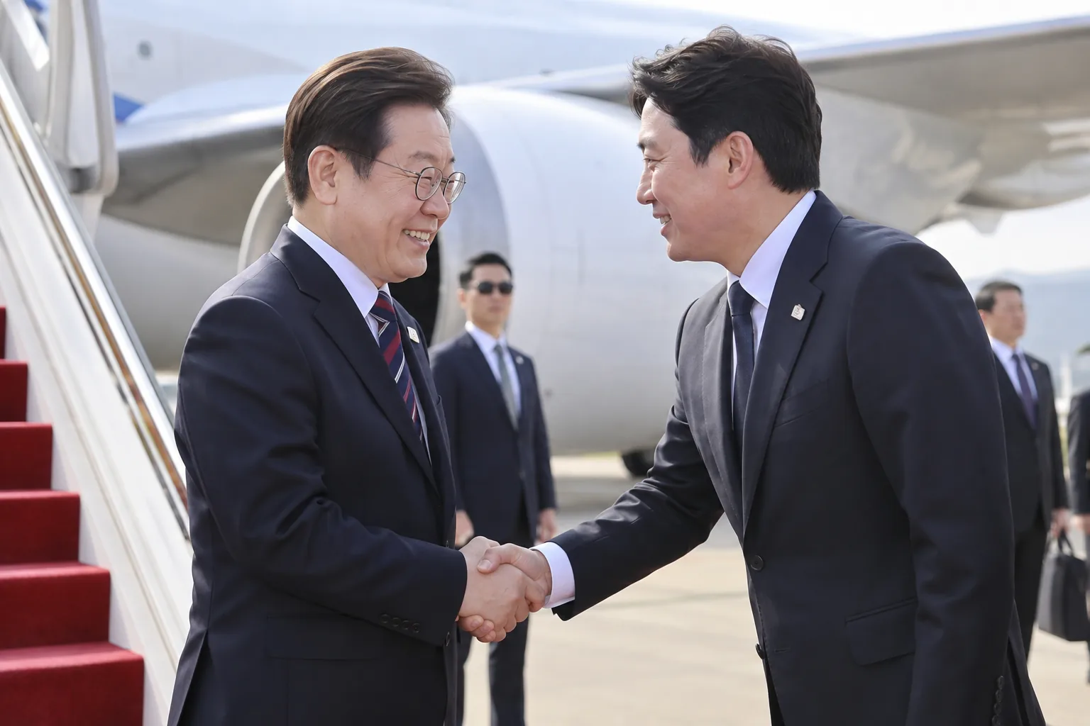 李대통령, 미국·멕시코 순방 출발…강훈식과 웃으며 악수(종합) 핵심 내용을 시각화한 이미지
