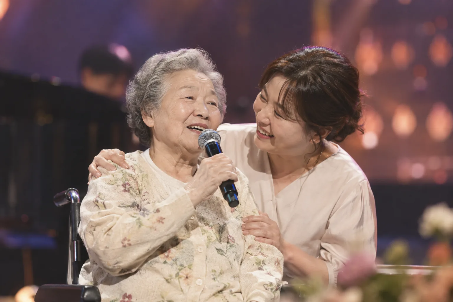 치매 환자 가족들의 감동 무대…'언포게터블 듀엣2' 10월 방송 핵심 내용을 시각화한 이미지