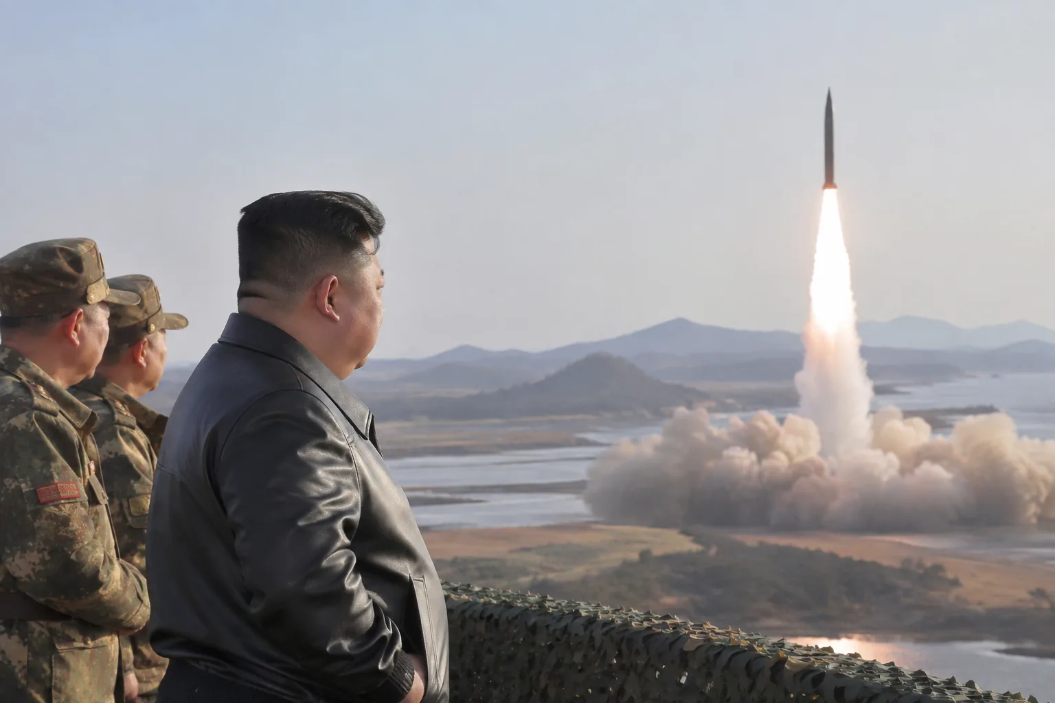 北, 탄도미사일 발사 이틀 만에 보도…김정은 “적들에게 불치의 두통” 배경과 파장을 설명하는 이미지