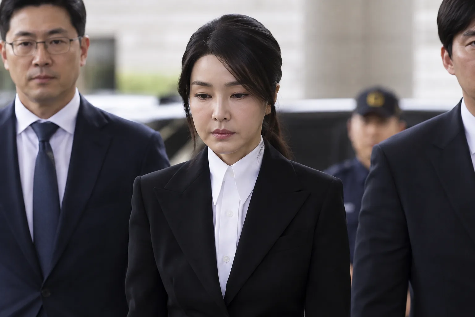 [속보]김건희 ‘매관매직’ 항소심 징역 5년…1심 7년서 줄어 배경과 파장을 설명하는 이미지