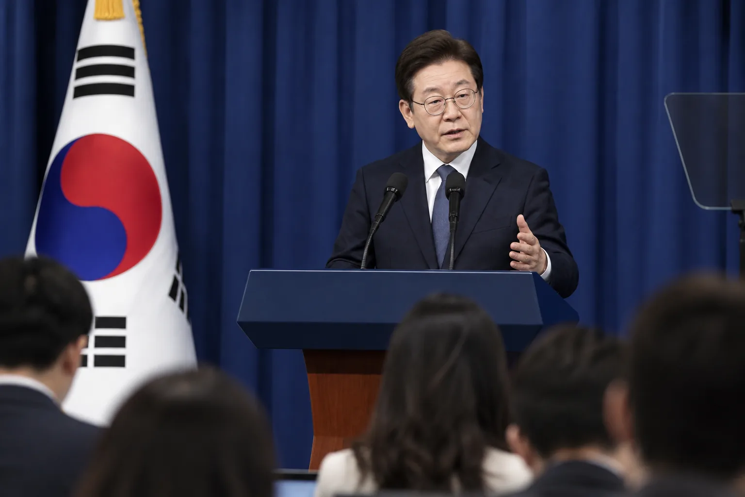 국민 57.7% 이 대통령, 기자회견 "못했다"…"잘했다"는 39.2% 배경과 파장을 설명하는 이미지