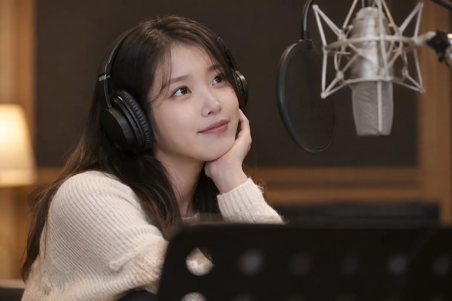 아이유, 자기 노래 듣다 깜짝…“이번 앨범서 처음으로 ‘나 노래 잘하네?’” 배경과 파장을 설명하는 이미지